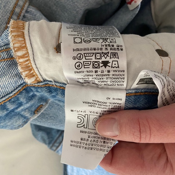 Levis High Rise Cropped Light Wash Denim - Picture 3 of 4